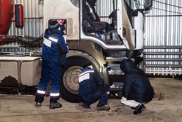 Inspección del camión en la estación de servicio después de completar el vuelo La fotografía fue tomada en invierno en Rusia