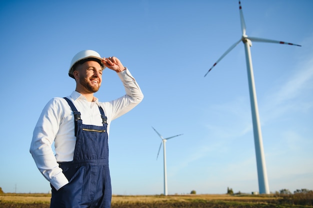 Inspección del ingeniero de molinos de viento y verificación de progreso de la turbina eólica