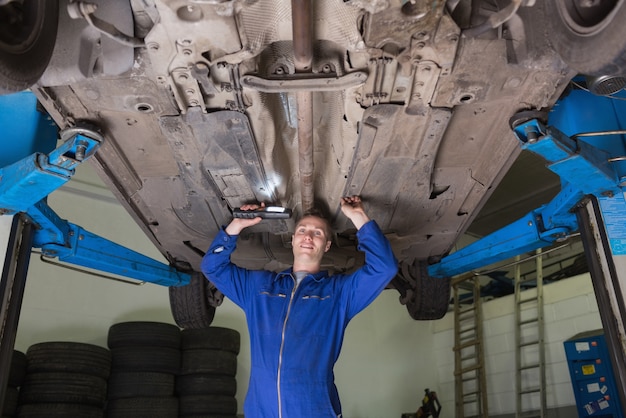 Inspección mecánica debajo del coche