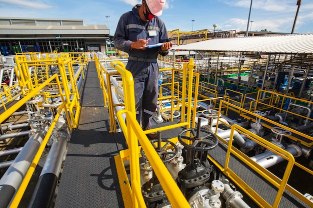 Inspección de trabajadores masculinos gasoductos visuales de petróleo y gas