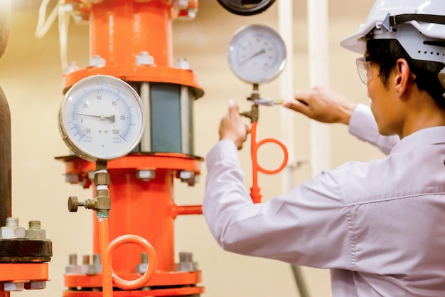 Inspector a examinar máquinas numa fábrica