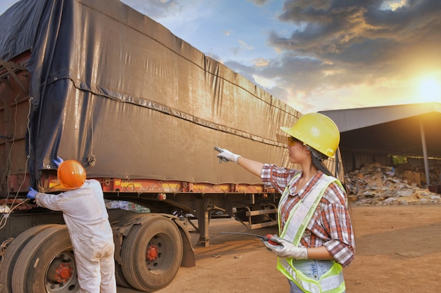 Inspector de ingeniero que trabaja en camión con fondo de contenedor. Negocio de concepto de logística y transporte.