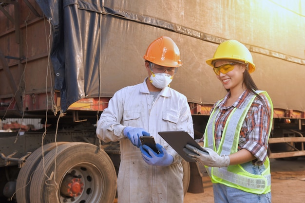 Inspector de ingeniero que trabaja en camión con fondo de contenedor. Negocio de concepto de logística y transporte.