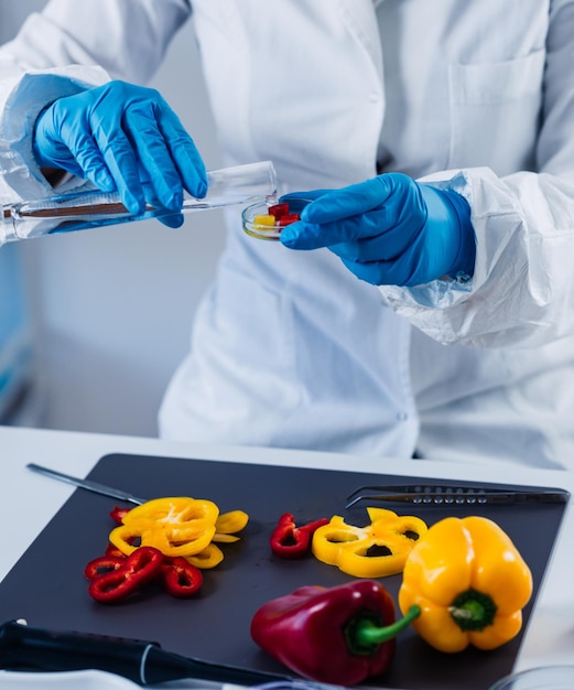 Foto inspector de seguridad alimentaria de control de calidad que trabaja con verduras en un laboratorio