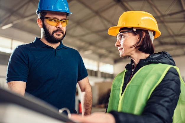 Inspector de seguridad laboral en fábrica industrial