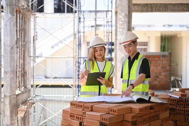 Inspectoras discutiendo con el ingeniero sobre el proyecto de construcción