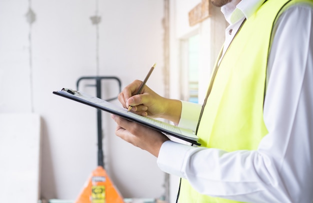 Foto inspectores o ingenieros están verificando el trabajo del contratista en el sitio de construcción