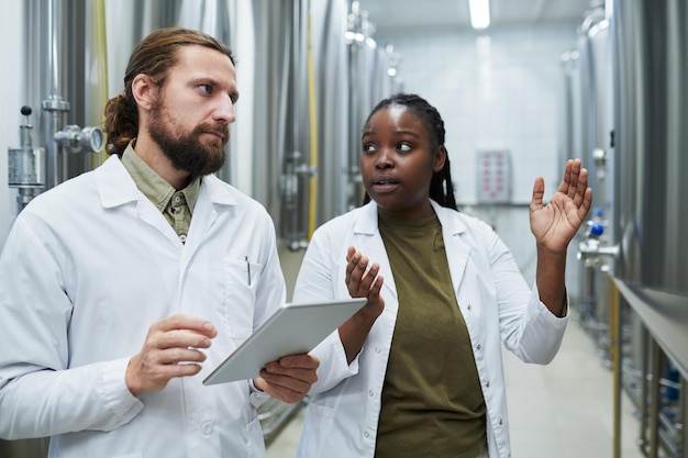 Inspectores revisando microcervecería