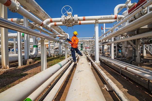 Inspektion durch männliche Arbeiter am Ventil der Sichtprüfung von Öl- und Gaspipelines