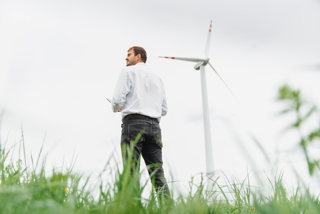 Inspektion und Fortschrittskontrolle des Windmühleningenieurs der Windkraftanlage auf der Baustelle.