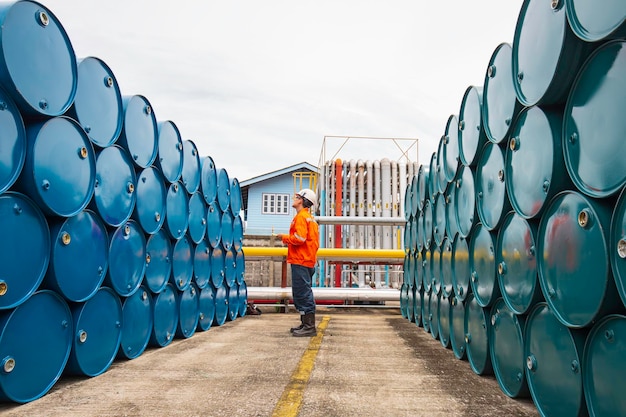 Inspektionsprotokoll für männliche Arbeiter, Trommelöllagerfässer blau und grün, horizontal oder chemisch für die Industrie