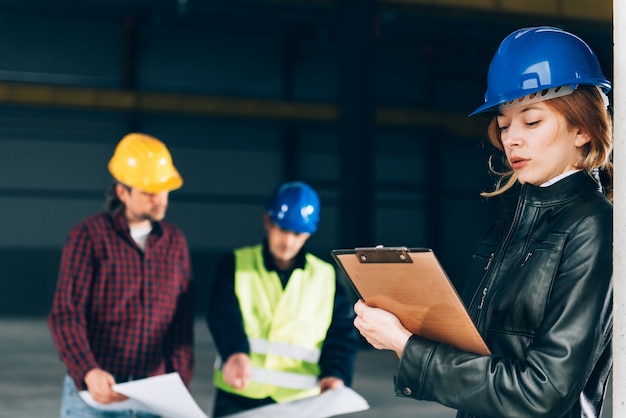 Inspetor de canteiro de obras fazendo relatório