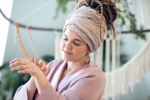 Inspiração. Jovem mulher com uma touca inspirada