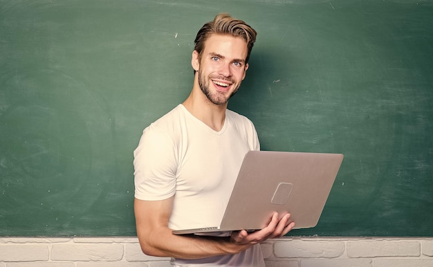 Inspiración para bloguear estudiante en clase de aprendizaje electrónico profesor universitario usar tecnología informática volver a la escuela escuela de negocios educación moderna hombre en línea usar 4g internet para estudiar