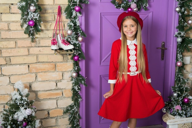 Inspiración de estilo de vacaciones Chica de moda va a la celebración de Navidad Niña pequeña en vestido de Navidad Niño pequeño de moda Modelo pequeño con look de moda Pequeña fashionista en decoración de Navidad