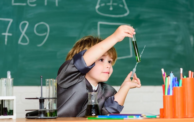 Inspiración para investigaciones Niño estudio biología química Conocimiento básico educación primaria Experimento educativo Día del conocimiento Niño microscopio y tubos de ensayo escuela Concepto de conocimiento