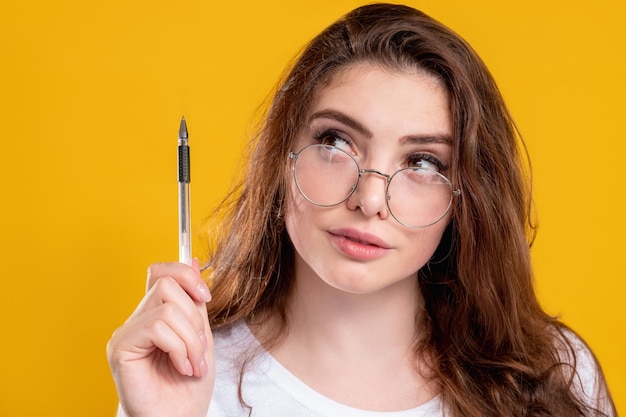 Foto inspiración de motivación de retrato de mujer curiosa