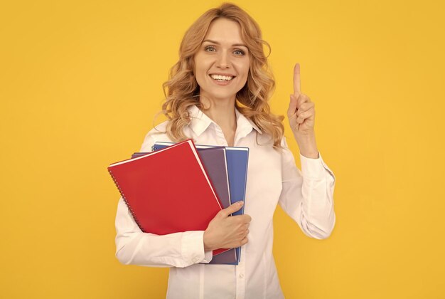 Inspiración mujer inspirada con idea en camisa blanca oficinista con cuaderno de negocios estilo casual chica de cuello blanco sostener bloc de notas asistente ejecutivo empleado empresaria jefa ceo