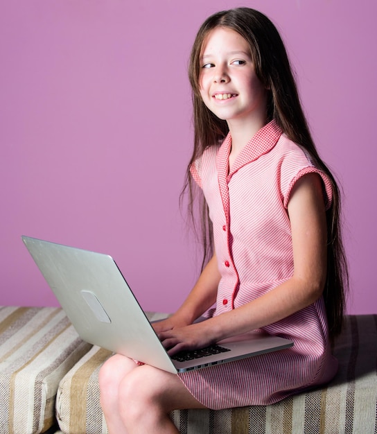 Inspirada a trabalhar arduamente, a menina tem aulas particulares em casa, de volta à escola, a criança estuda on-line E aprende em aulas particulares, educação em casa, internet 4G, aluna pequena com laptop Educação on-line