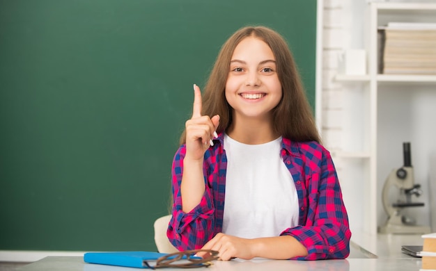 Inspirado com o estudo da criança de ideia na escola no fundo do quadro-negro, educação.