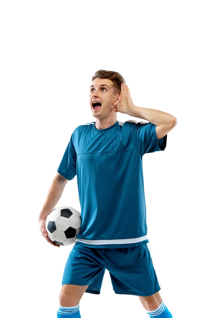Foto inspirado. emociones divertidas del jugador de fútbol profesional aislado sobre fondo blanco de estudio. emoción en el juego, emociones humanas, expresión facial y pasión con el concepto de deporte.