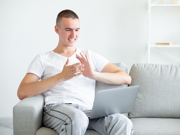 Inspirado encontro homem feliz conferência online