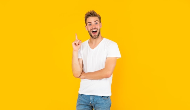 Inspirado con la idea de un joven sin afeitar con camisa blanca sobre inspiración de fondo amarillo