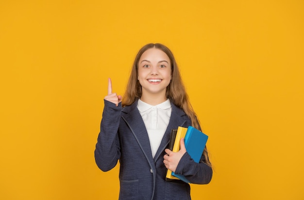 Inspirado con idea niño feliz mantenga la tarea escolar sobre fondo amarillo, tarea.