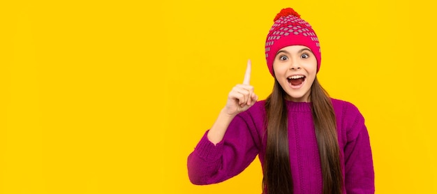 Inspirado ingenio idea niño en gorro de punto niño usar ropa de abrigo sobre fondo amarillo Cara de niño