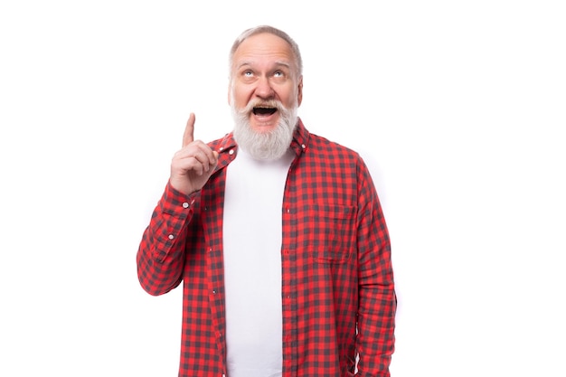 Inspirado pensionista de pelo gris de un año con barba y bigote con el pulgar hacia arriba