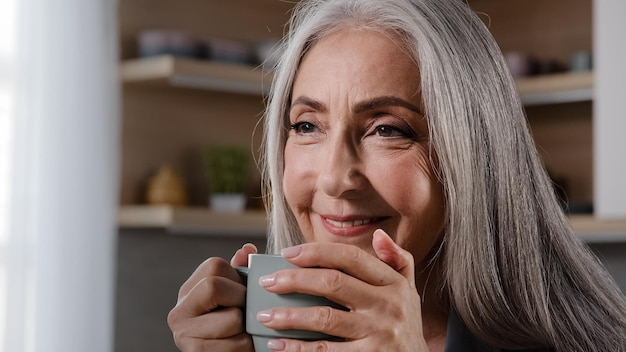 Inspirado soñador vieja rubia mujer canosa abuela abuela madura mujer de mediana edad pensionista