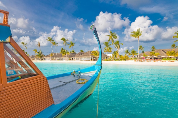 Inspirador paisaje de playa de viaje de Maldivas Barco tradicional de Maldivas Dhoni laguna de mar azul