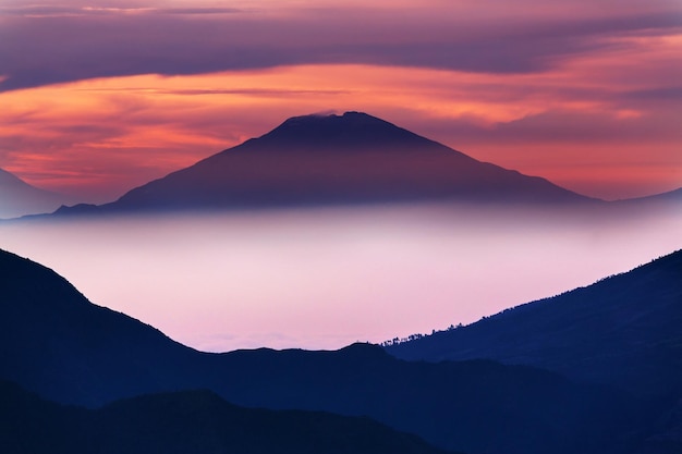 Inspiradora cena de paisagem vulcânica ao nascer do sol em Java, Indonésia.
