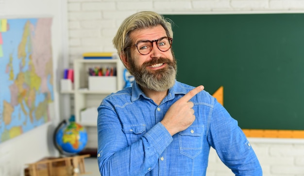 Inspirando para aprender Escola moderna Aula particular Projetos escolares Tarefa intelectual De volta à escola Homem barbudo maduro de óculos Conceito de educação Desenvolvimento cognitivo Trabalho de professor na faculdade