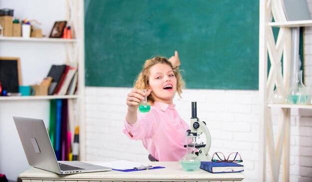 Inspiration für das Studium Studentische Projektuntersuchung Lernkonzept Studentin Klassenzimmer mit Laptop Lehrerin mit Leidenschaft für Wissenschaft Tag des Wissens Stipendium talentierte Studentin