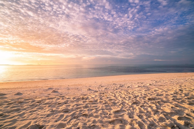 Inspirieren Sie den Horizont der tropischen Strandlandschaft. Orange und goldener Sonnenuntergang Himmel Ruhe ruhig entspannen Ufer