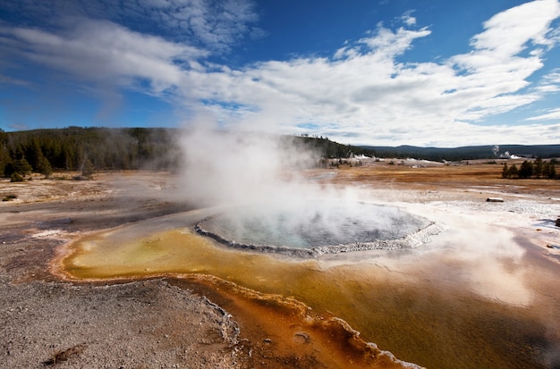 Foto inspirierend natürlich. pools und geysirfelder im yellowstone-nationalpark, usa.