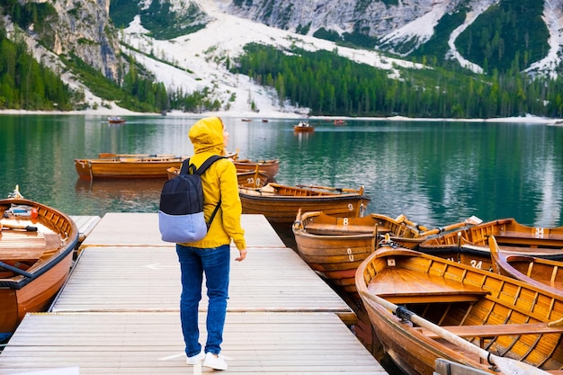 Inspirierende Reisende besuchten den beliebten Pragser Wildsee mit filmischen wunderschönen Bergen in den Dolomiten