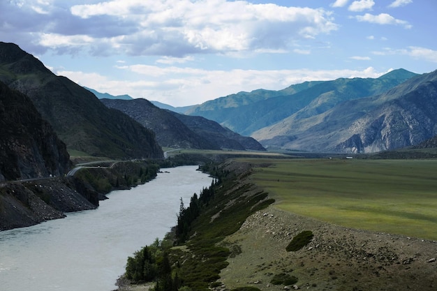 Inspirierendes Bild von Bergen und Flusslandschaften Majestätische Natur für Reiseziele