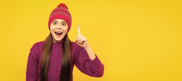 Inspirierte Witzidee Kind in Strickmütze Kind trägt warme Kleidung auf gelbem Hintergrund Kindergesicht