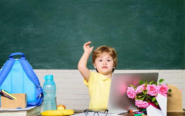 Inspirierter Schuljunge hat im September eine tolle Idee zurück in die Schule