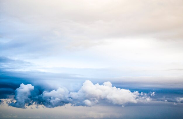 inspiriertes Motivationszitat von innen erobern mit wunderschönem blauen Himmel als Hintergrund