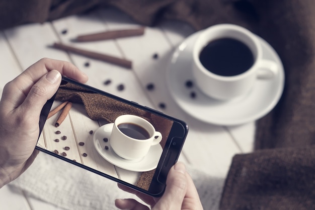 Instagram Fotografie Essen Blogging Workshop-Konzept. Eine Handbilder der Kaffeetasse an
