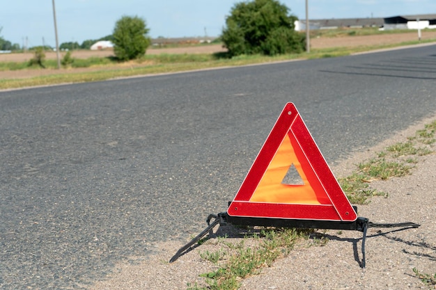 Se instala una señal de alto de emergencia al costado de la calzada Una situación de emergencia en las carreteras Seguridad vial y cumplimiento de las normas de tránsito