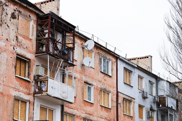 Instalação antiaérea pela Rússia de um prédio de apartamentos de civis em Kherson Ucrânia