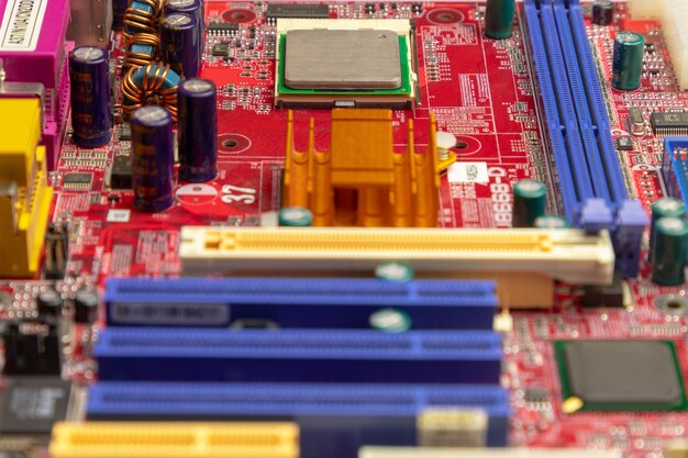 instalação da CPU em um computador, placa-mãe vermelha