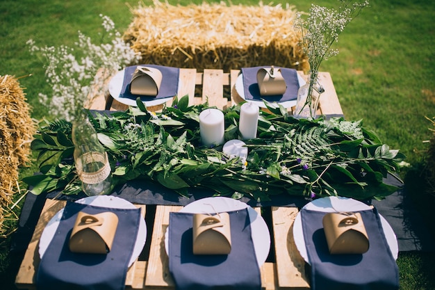 Instalação de mesa de madeira para festa de jardim ou recepção de jantar.