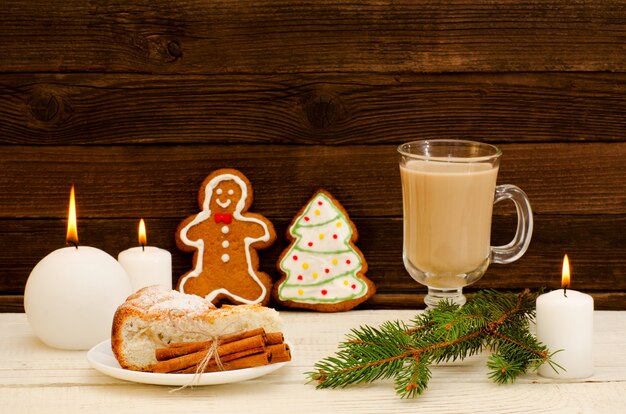 Instalação de natal, ramo de abeto, pão de gengibre, panelas, bolo e velas