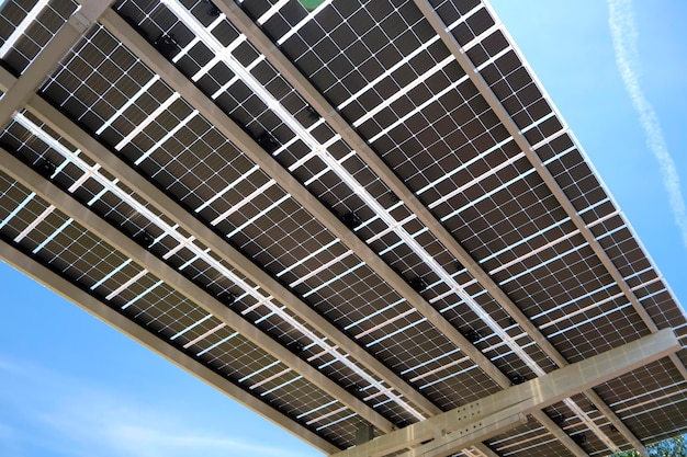Instalação de painéis solares como telhado de sombra sobre o estacionamento para carros elétricos estacionados para uma geração eficaz de eletricidade limpa Tecnologia fotovoltaica integrada na infraestrutura urbana