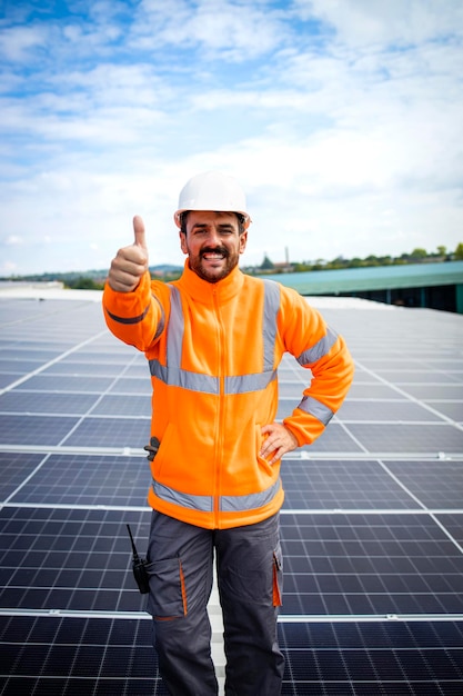 Instalação de painéis solares e trabalhador profissional segurando polegares para cima